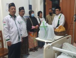 LAZISNU Ranting NU Kebonsari dan Takmir Masjid Al Mubarak Bezuk Warga di RSUD Sidoarjo