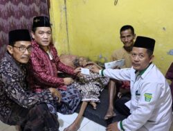 LAZISNU Ranting NU Kebonsari dan Takmir Masjid Al Mubarak Bezuk Warga Sakit